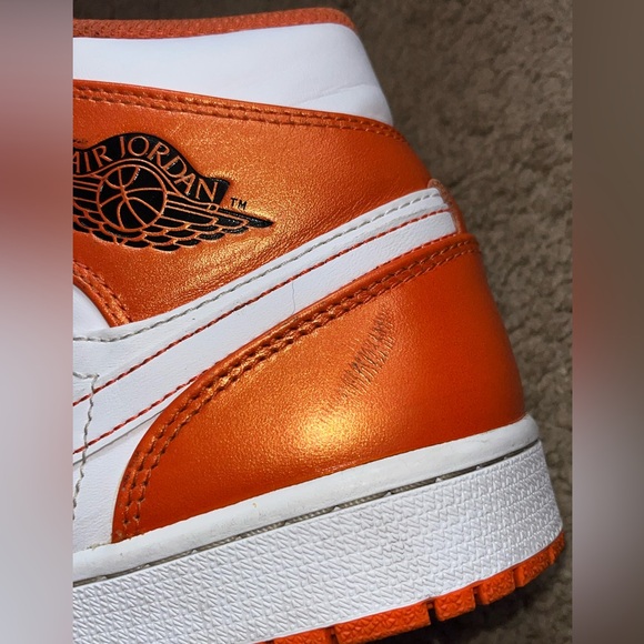 Air Jordan 1 Mid SE 'Electro Orange' - Picture 3 of 10